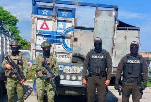 El Bloque de Seguridad decomisó 800 galones de combustible en Huaquillas.