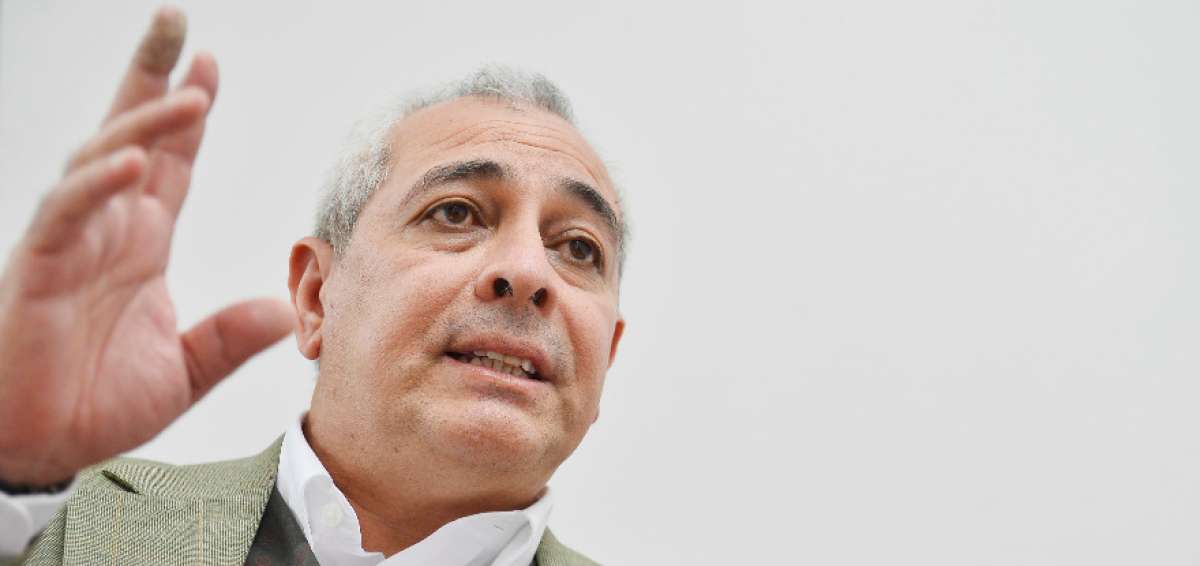 Jorge Eduardo Benavides: &laquo;A&ntilde;oro la gran novela de Vargas Llosa sobre el fujimorismo&raquo;
