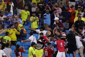 El jugador Darwin Núñez (centro, en bibidi) se fue a los golpes con hinchas colombianos. 