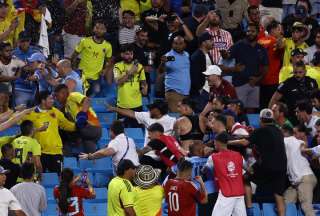 El jugador Darwin Núñez (centro, en bibidi) se fue a los golpes con hinchas colombianos. 