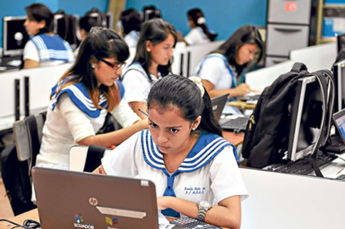 Una vez finalizadas las pruebas, los estudiantes reciben las notas de cada una de las materias evaluadas. El promedio m&iacute;nimo debe ser 7 sobre 10. Foto: Jos&eacute; Mor&aacute;n / El Tel&eacute;grafo
