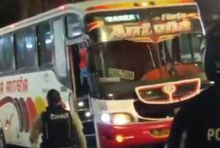 Un bus con pasajeros en Ibarra fue detenido por un sujeto que amedrentaba a su expareja con un cuchillo. Ocurrió la noche del lunes, 27 de mayo de 2024.