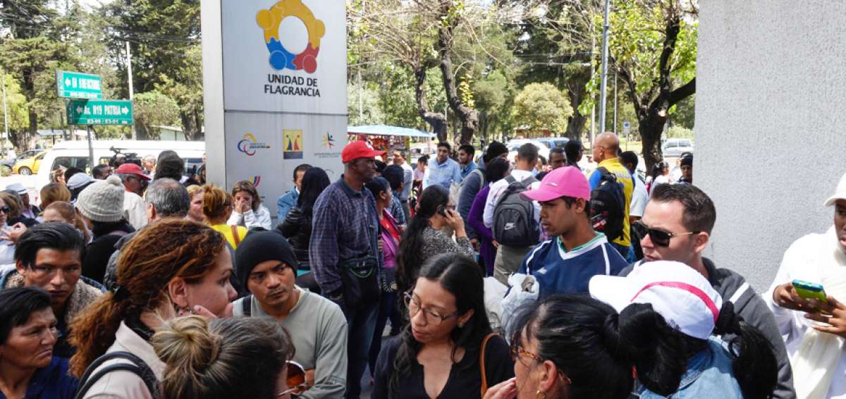 Un grupo de ciudadanos caribe&ntilde;os se apostaron ayer afuera de la Unidad de Flagrancia en espera de noticias sobre sus compatriotas retenidos.