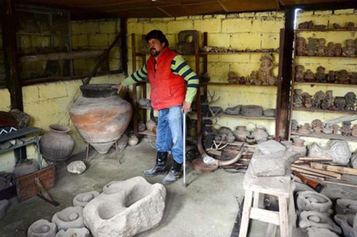 Luis Lara, propietario del museo, muestra su gran colecci&oacute;n de pondos, vasijas y utensilios de barro y arcilla de las culturas que habitaron P&iacute;llaro, San Miguelito, San Juan y Los Llanganates. Fotos: Roberto Ch&aacute;vez |  El Tel&eacute;grafo