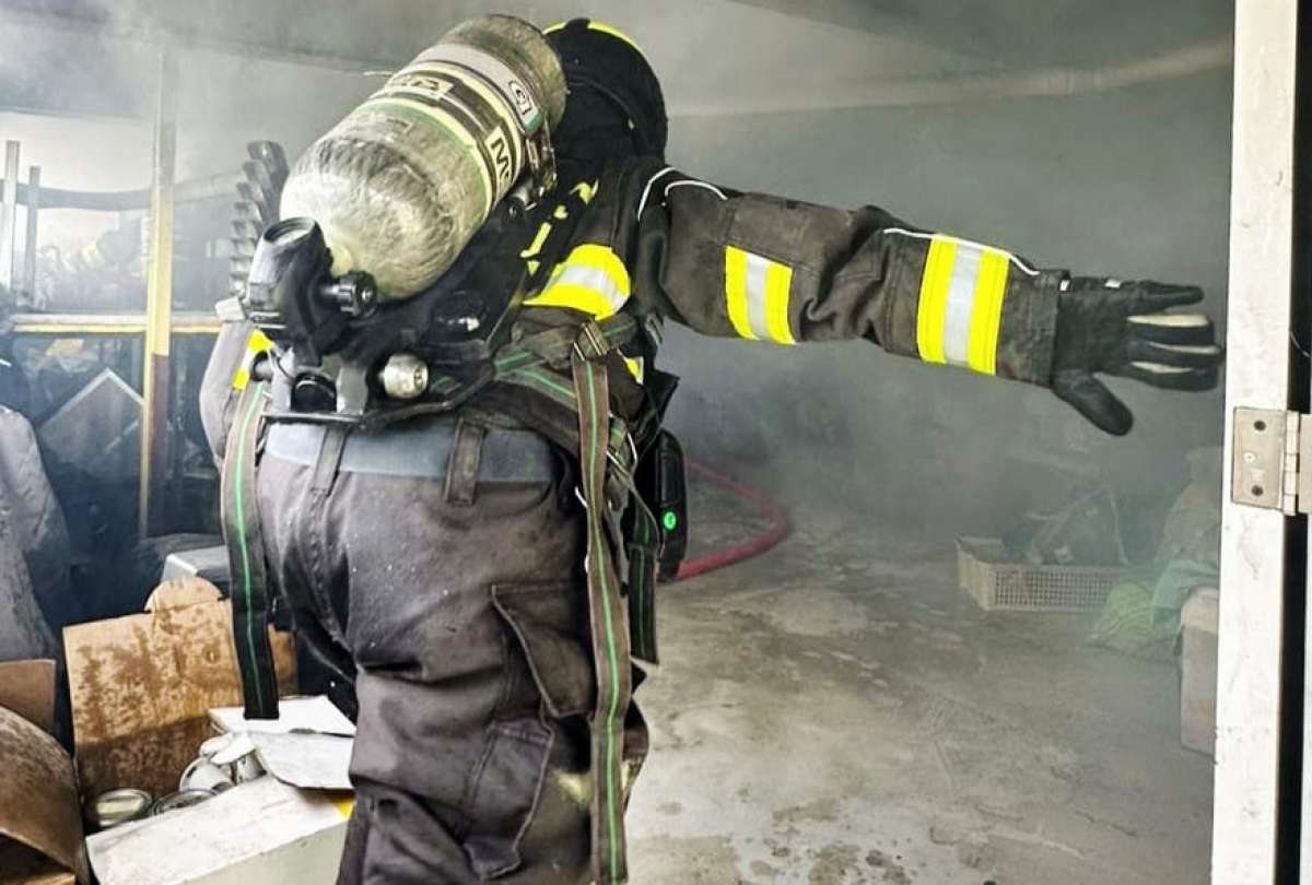 Conocoto: Bomberos de Quito controlan incendio en bodega de unidad educativa