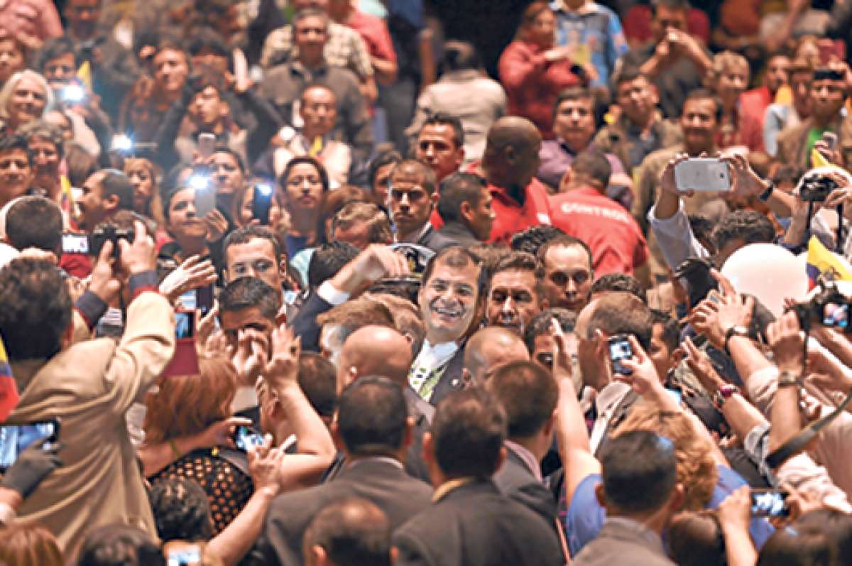 El presidente Rafael Correa fue recibido por miles de compatriotas en la ciudad de Barcelona, en el marco de una gira que efect&uacute;a por Espa&ntilde;a e Italia. Foto: Francisco Ipanaque | El Tel&eacute;grafo.