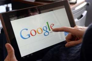 Una persona usa el buscador de Google en su tableta. Foto: AFP