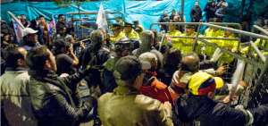 Miembros de la Polic&iacute;a Nacional tuvieron que controlar enfrentamientos en los exteriores del CNE en Quito. 