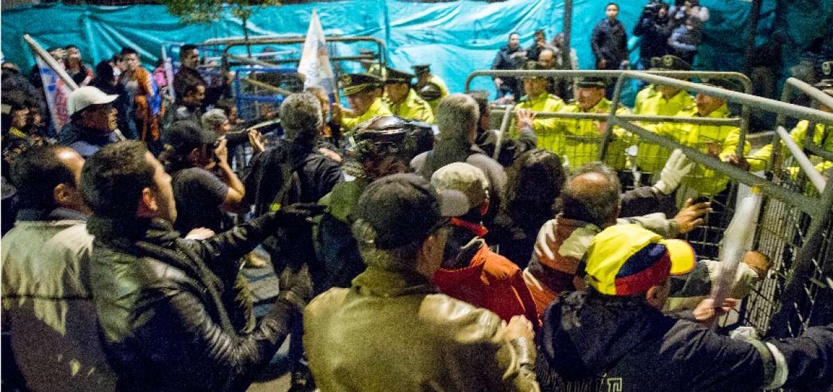 Miembros de la Polic&iacute;a Nacional tuvieron que controlar enfrentamientos en los exteriores del CNE en Quito. 
