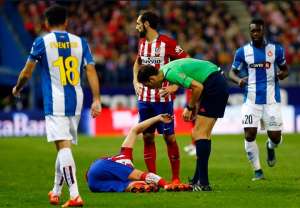 Tiago Mendes (piso) tuvo que salir del terreno de juego en camilla ya que no se pod&iacute;a poner de pie.