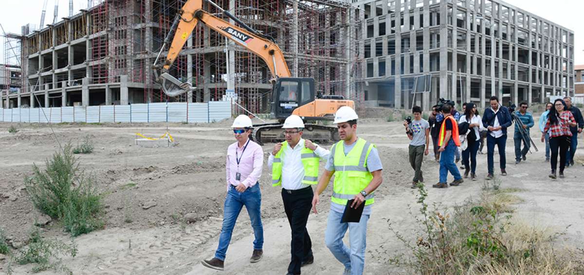 Augusto Espinosa, presidente de la Comisi&oacute;n de Educaci&oacute;n, recorri&oacute; las edificaciones que est&aacute;n inconclusas.