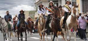 Cada a&ntilde;o, los participantes muestran sus habilidades para montar los caballos de vaquer&iacute;a. El evento es una tradici&oacute;n de esta regi&oacute;n.