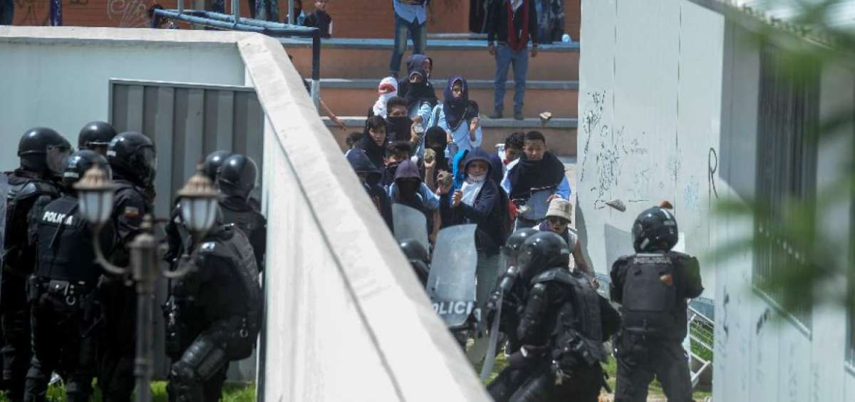Alrededor de 50 polic&iacute;as ingresaron al colegio Mont&uacute;far y tras varios minutos detuvieron a 6 estudiantes que se dispon&iacute;an a lanzar piedras a los uniformados.