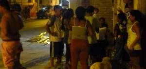 Personas en Esmeraldas prefirieron pasar la noche en los exteriores de sus hogares por temor a nuevas r&eacute;plicas.