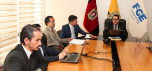 El fiscal general del Estado (e), Pa&uacute;l P&eacute;rez (der.), y abogados de los procesados, este jueves 21 de junio en la fallida versi&oacute;n de Romero.