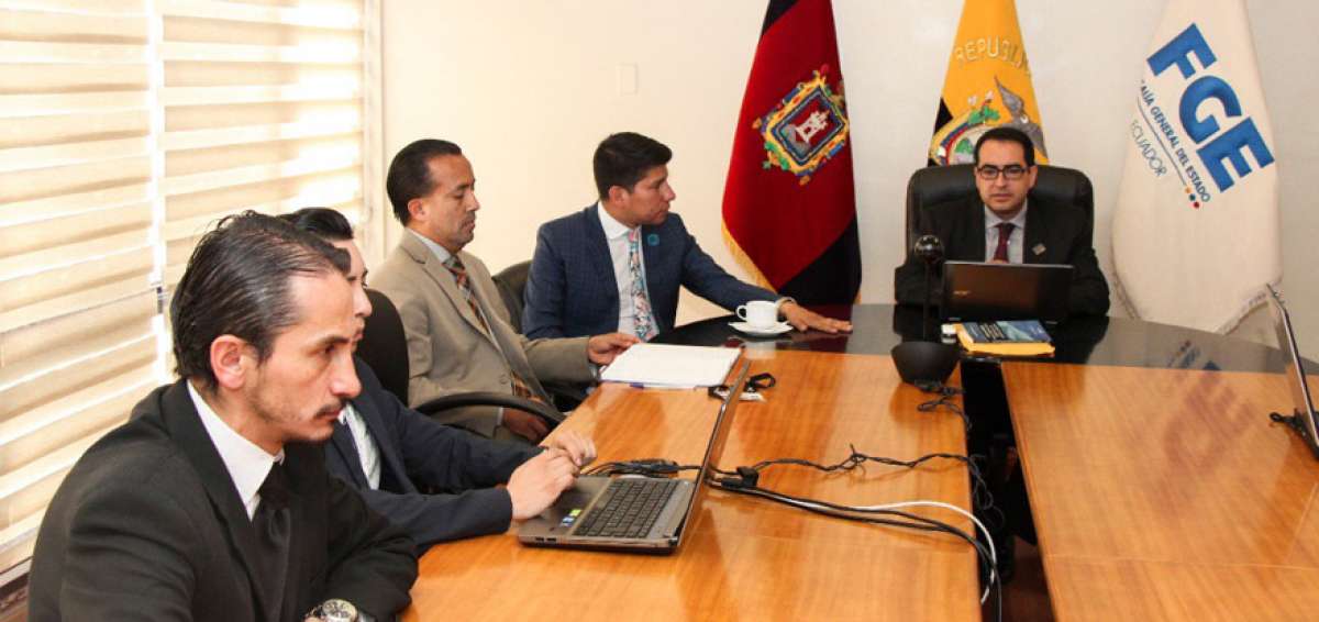 El fiscal general del Estado (e), Pa&uacute;l P&eacute;rez (der.), y abogados de los procesados, este jueves 21 de junio en la fallida versi&oacute;n de Romero.