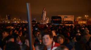 Los fieles realizaron una vigilia en el Parque Bicentenario durante la madrugada. Foto: Daniel Molineros/El Tel&eacute;grafo 