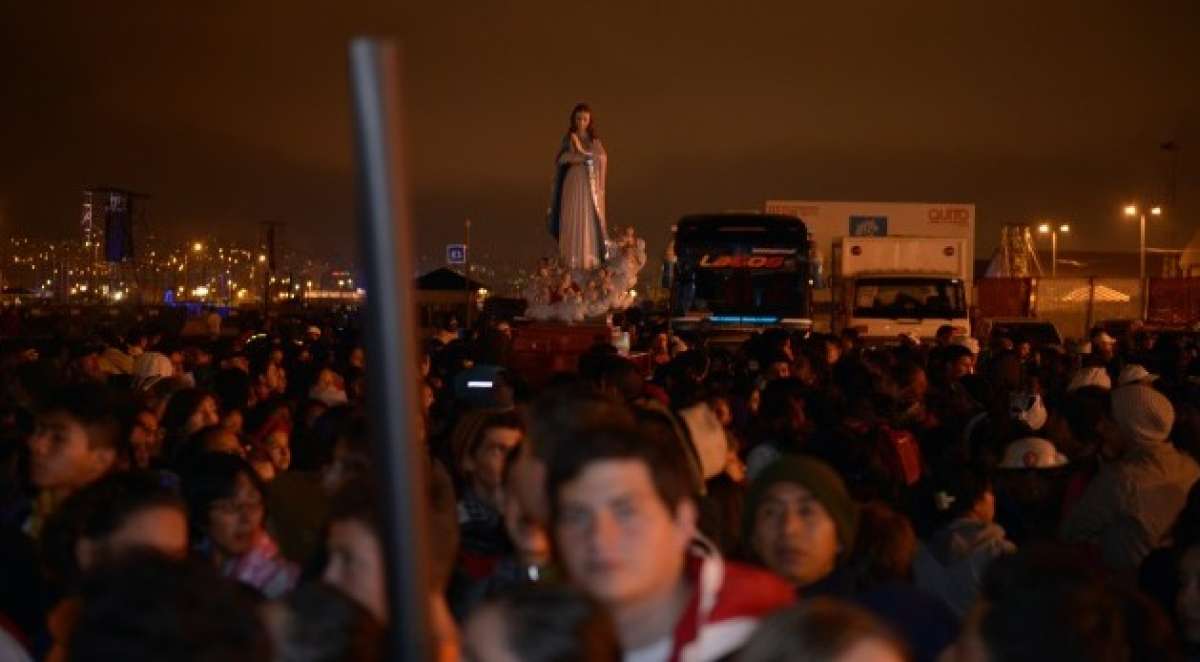 Los fieles realizaron una vigilia en el Parque Bicentenario durante la madrugada. Foto: Daniel Molineros/El Tel&eacute;grafo 