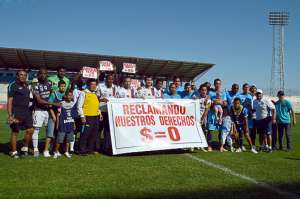 Los jugadores hicieron su reclamo p&uacute;blico en la d&eacute;cimaoctava fecha del campeonato nacional. Foto: Archivo/API