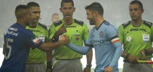 David Villa jug&oacute; contra Emelec en el Estadio Capwell. 