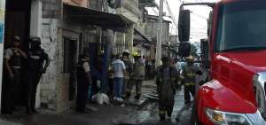 Miembros del Cuerpo de Bomberos se hicieron presente en el lugar del siniestro para controlar el incendio.
