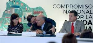 El Ministro de Turismo (de pie) charla con su colega de Desarrollo Urbano y Vivienda durante el acto de compromiso con la nueva agenda urbana.