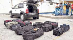 Los agentes del orden descargaron 16 bolsos con sustancias prohibidas. La incautaci&oacute;n se efectu&oacute; en el norte de Guayaquil. Foto: Cortes&iacute;a.