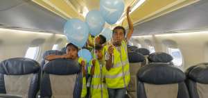 Los 15 ni&ntilde;os recibieron golosinas para calmar su ansiedad. El vuelo simulado los oblig&oacute; a ausentarse de sus jornadas escolares durante un d&iacute;a y les permiti&oacute; alejarse, en algunos casos, del trabajo infantil.