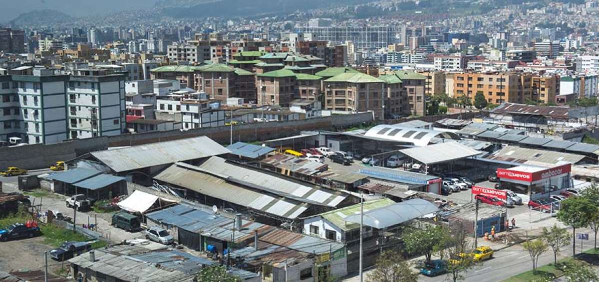 La especulaci&oacute;n con el precio de la tierra genera &ldquo;terrenos para engorde&rdquo; que propician patrones de urbanizaci&oacute;n donde coexisten desorganizadamente los usos comerciales, residenciales e industriales del suelo.