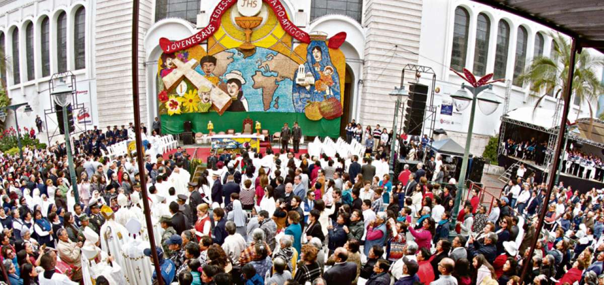 El atrio de la Catedral de Ambato fue el escenario de la consagraci&oacute;n de las flores, frutas y pan, productos emblem&aacute;ticos de la ciudad. Al acto asistieron cerca de tres mil turistas nacionales y extranjeros.