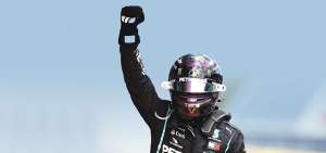 El brit&aacute;nico Lewis Hamilton elev&oacute; su pu&ntilde;o al salir de su b&oacute;lido al terminar la carrera y en el podio durante la premiaci&oacute;n. 