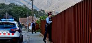Una patrulla de Mossos d&rsquo;Esquadra vigila la urbanizaci&oacute;n de l&rsquo;Ametlla del Vall&eacute;s, donde familias fueron perjudicadas por la banda robacasas.