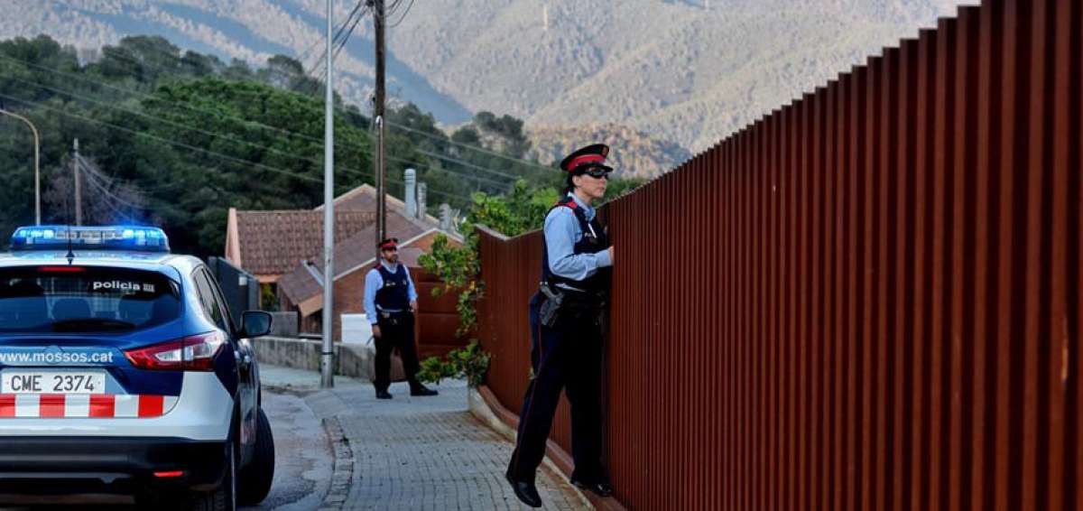 Una patrulla de Mossos d&rsquo;Esquadra vigila la urbanizaci&oacute;n de l&rsquo;Ametlla del Vall&eacute;s, donde familias fueron perjudicadas por la banda robacasas.