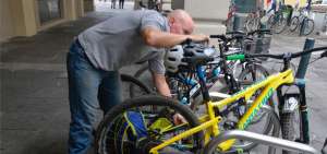 En los alrededores de la Universidad de las Artes est&aacute; uno de los pocos espacios disponibles en el centro de la urbe para estacionar bicicletas.