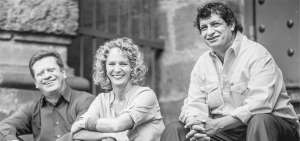 Juan Pacheco, Patricia Rameix y Pedro Granda conforman el grupo Quimera, desde 1982, con el fin de difundir la m&uacute;sica ecuatoriana y latinoamericana.