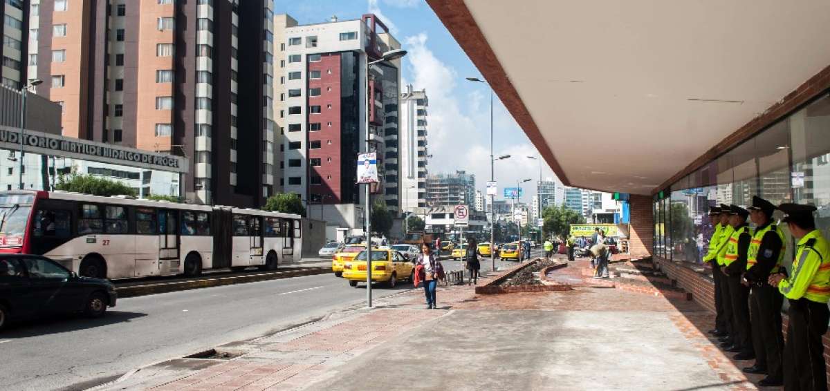 Personal de Polic&iacute;a Nacional resguarda los exteriores del Consejo Nacional Electoral; la avenida 6 de Diciembre retom&oacute; su tr&aacute;fico habitual.