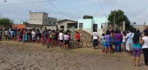 Vecinos del sector indicaron que la madrugada del jueves se escucharon gritos al interior de la vivienda.
