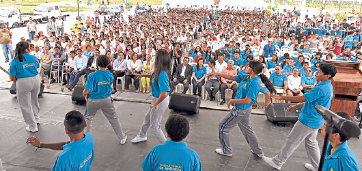 Los estudiantes de la Unidad del Milenio Alfredo Vera demostraron sus habilidades para bailar. Integrantes del club de periodismo cubrieron la actividad. Foto: Karly Torres / El Tel&eacute;grafo