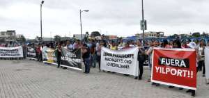 El sector se opone al alza de 27 tarifas del puerto orense, operado por la empresa Yilport. Sostiene que afecta la competitividad del grupo.
