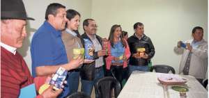 Las autoridades nacionales y locales comprobaron la calidad de los derivados de quinua en la inauguraci&oacute;n.