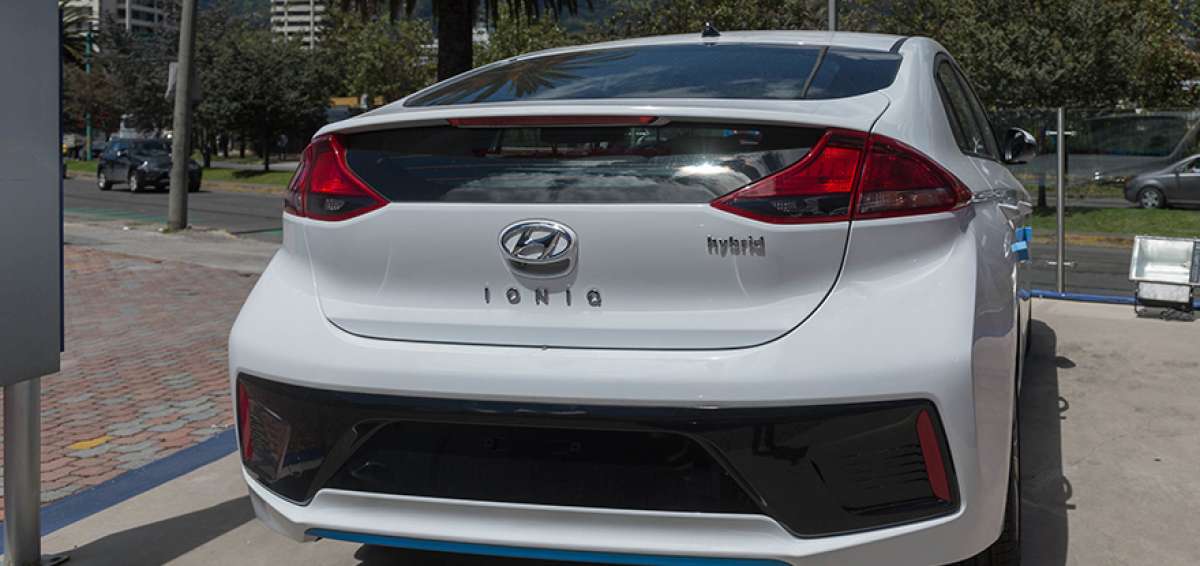 Los autos h&iacute;bridos generan un mayor ahorro en cuanto al consumo de combustibles, pues funcionan tambi&eacute;n con energ&iacute;a el&eacute;ctrica.