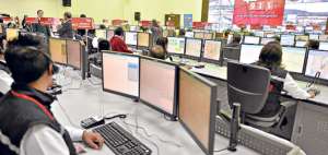 Los alumnos que asistieron a la casa abierta pudieron constatar el trabajo diario que realizan los 78 operadores de llamadas para atender las emergencias. Foto: Roberto Ch&aacute;vez / El Tel&eacute;grafo