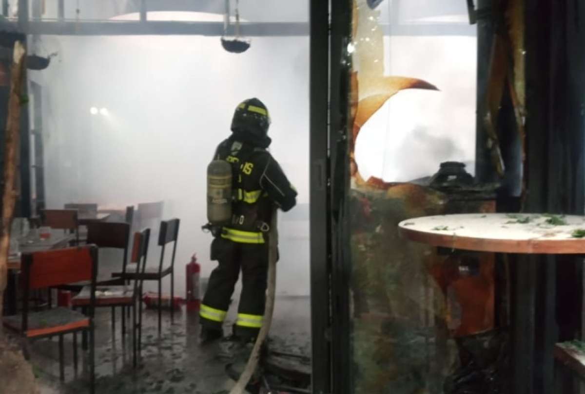 El Cuerpo de Bomberos Quito controló las llamas cerca de las 09:00 de este 10 de marzo.