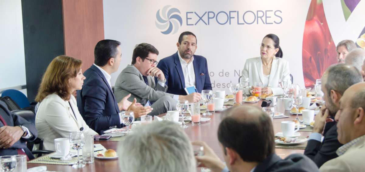 La ministra de Industrias, Eva Garc&iacute;a (centro), convers&oacute; ayer con representantes del Consejo de C&aacute;maras. 