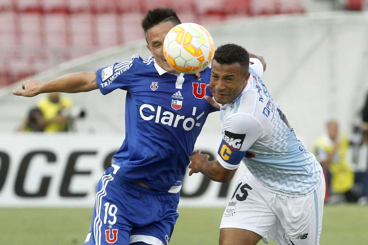 Pedro Qui&ntilde;&oacute;nez (d) tuvo un duelo aparte en el medio campo con el chileno Gustavo Canales. El capit&aacute;n &lsquo;el&eacute;ctrico&rsquo; fue una de las figuras del &lsquo;Bombillo&rsquo;. Foto: AFP