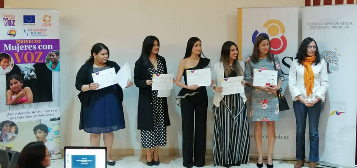Las estudiantes ganadoras recibieron un reconocimiento.