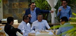 Juan A. Cuentas (de pie a la izquierda), de Barcelona, y Michel Deller (de pie a la derecha), de IDV, comparten un almuerzo con dirigentes de otros clubes.
