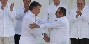 Firma de acuerdo de paz entre el presidente colombiano, Juan Manuel Santos, y el l&iacute;der de las FARC, Rodrigo Londo&ntilde;o Echeverri, alias 'Timochenko', el pasado 26 de septiembre de 2016.