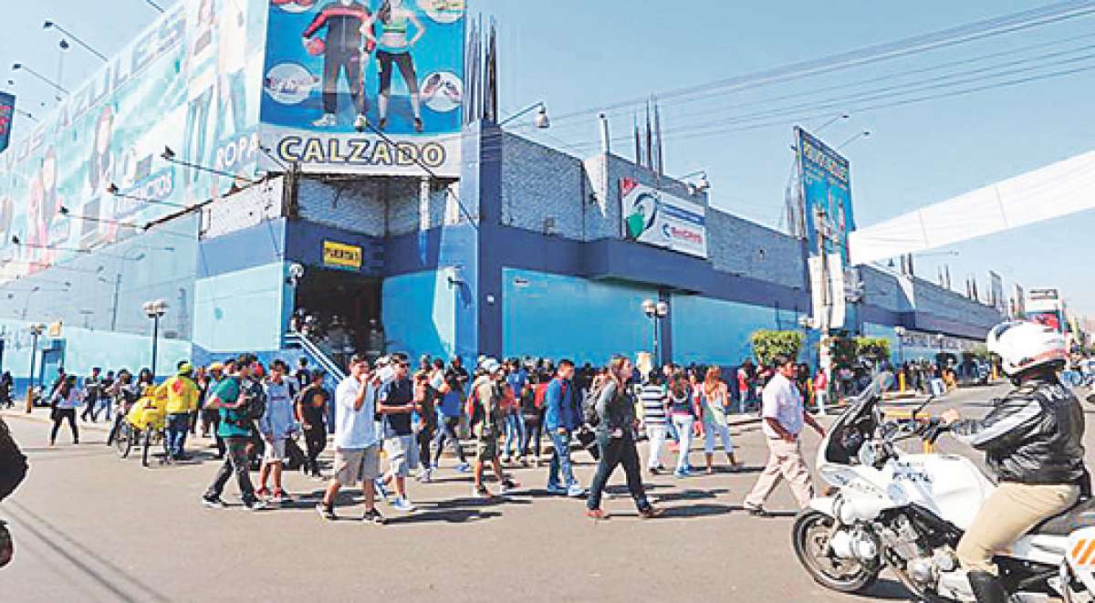 Las comerciantes de las galer&iacute;as &lsquo;El hueco&rsquo;, &lsquo;Polvos azules&rsquo;, &lsquo;Mesa redonda&rsquo; y &lsquo;Polvos rosados&rsquo; iniciaron una campa&ntilde;a a favor del cine nacional. Foto: tomada de rpp.com.pe