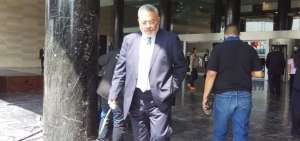 El defensor de Carlos P&oacute;lit lleg&oacute; a la Asamblea Nacional para entregar los documentos.